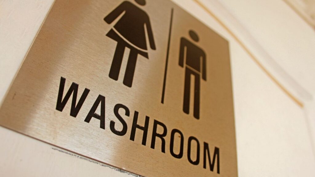 washroom sign with the simbol for men and womem to optimize cleaning in event centers