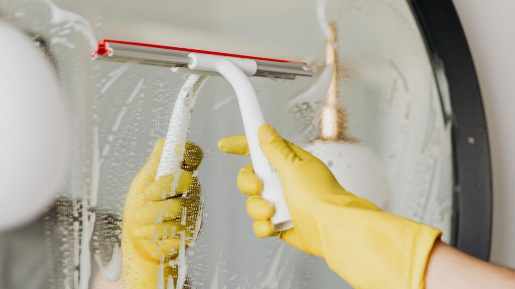 cleaning bathroom mirror