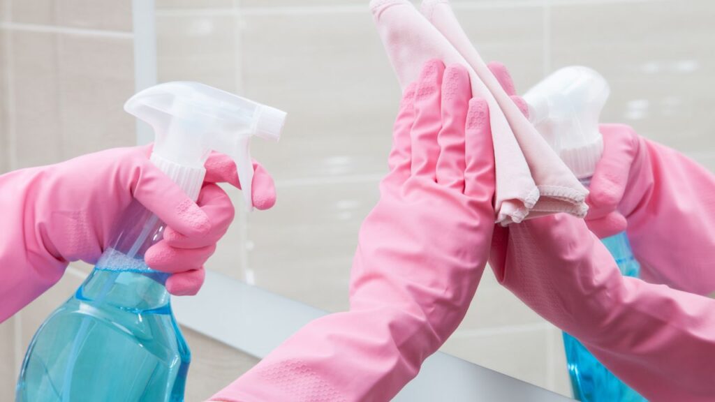 cleaning bathroom mirror